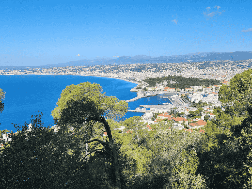 vue panoramique de nice avec baie des anges, port et colline du mont boron