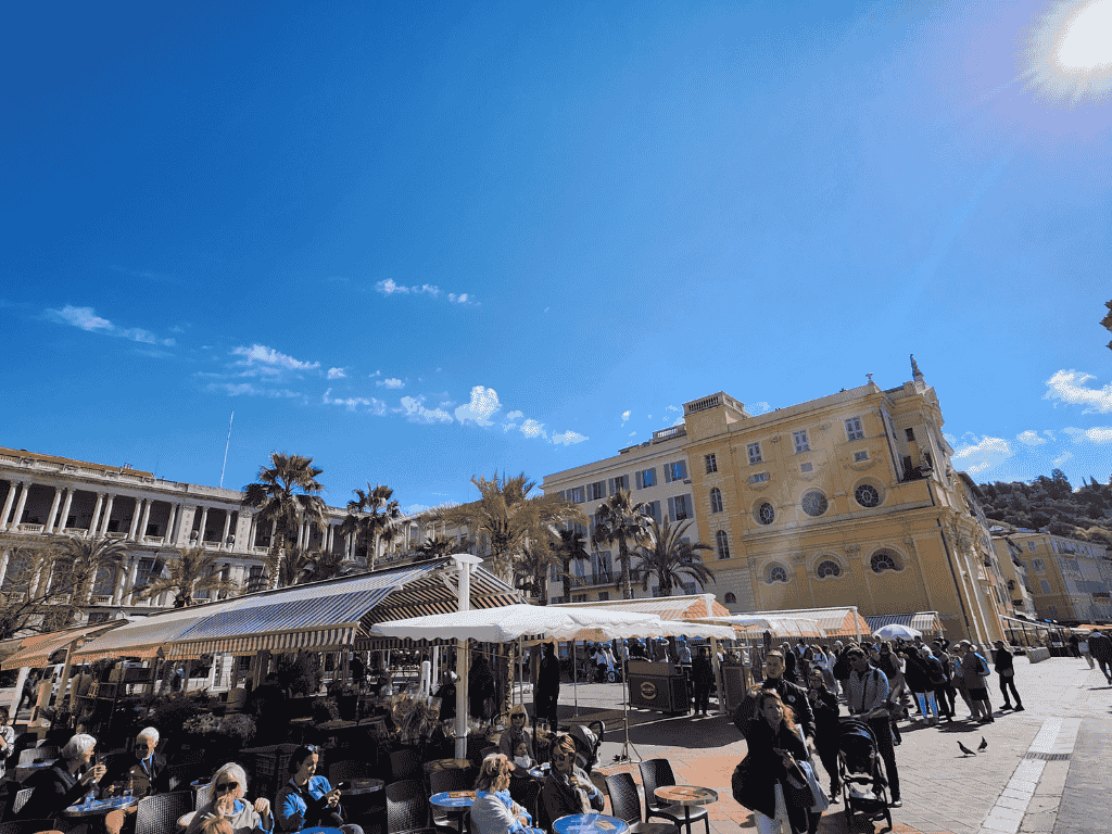 cours saleya à nice avec marche, terrasses de cafes et immeubles du vieux nice