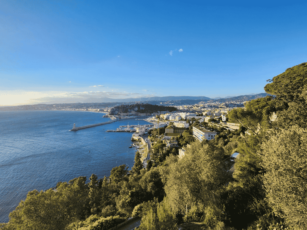 vue mer depuis le mont boron à nice avec port, collines et quartier residentiel