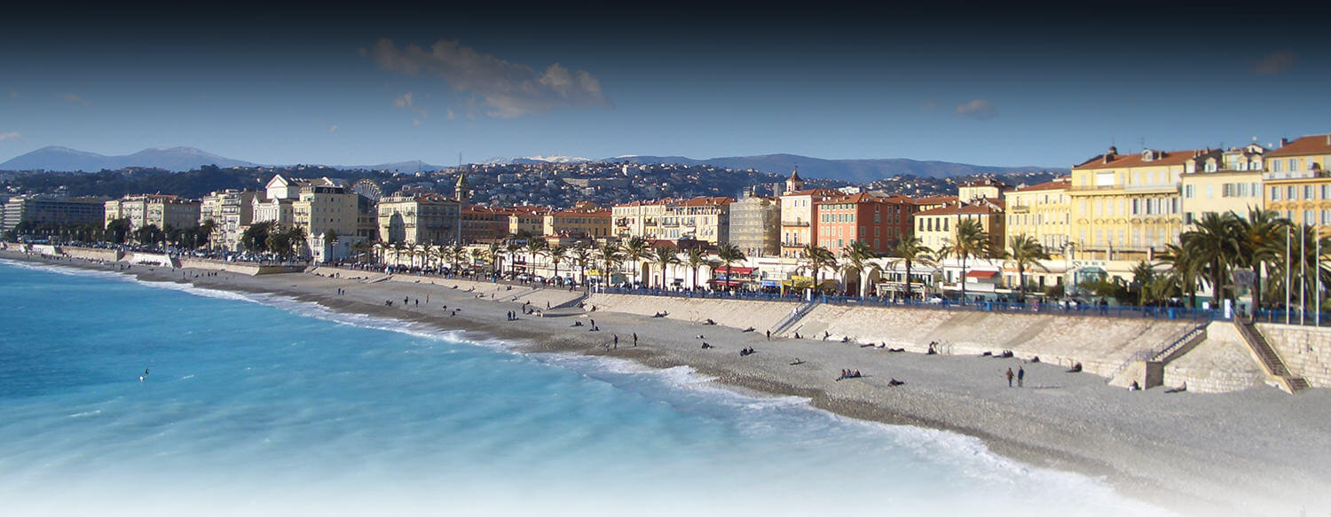 plage et immeubles de la promenade des anglais à nice avec vue mer et front de mer du centre ville