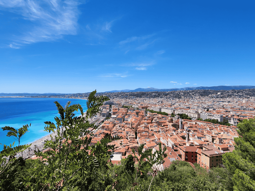 vue panoramique du vieux nice avec toits, baie des anges et immeubles du centre ville